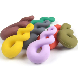 Collana per la dentizione in silicone - Ciondolo Infinity indossato dall'assistente con chiusura di sicurezza staccabile